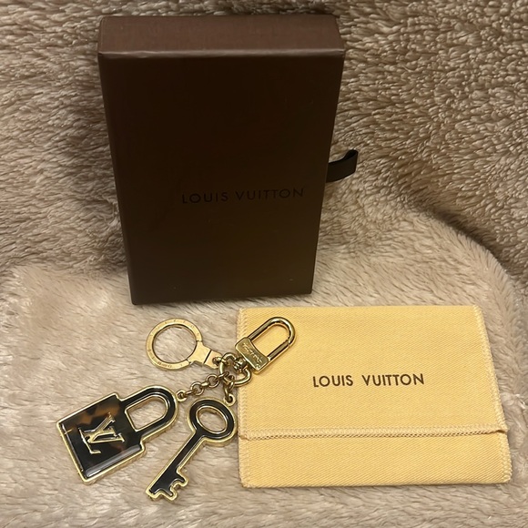 LOUIS VUITTON Tortoise Lock and Key Bag Charm/Key Holder - Picture 2 of 16